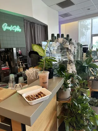 Meera: Coffee & Plants, business photo 3